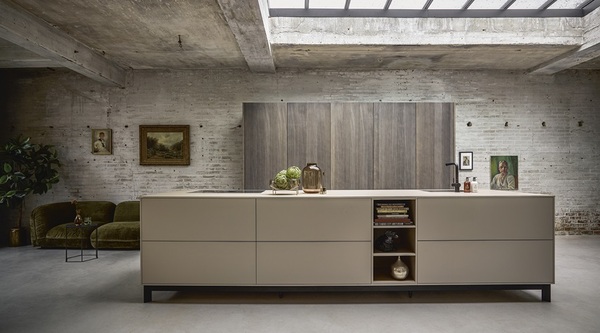Moderne Loftküche mit Kücheninsel, Holzverkleidung und gemütlicher Sitzecke im Industrial-Stil.