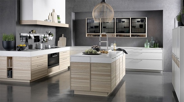 Moderne offene Küche mit Kochinsel, Holzfronten und edlem Design für stilvolles Wohnen.