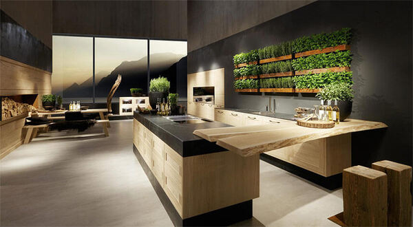 Moderne Designküche mit Holz, großem Fenster und vertikalem Kräutergarten an der Wand.