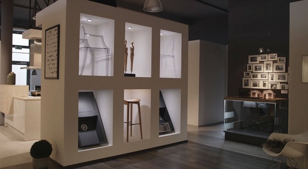 Modernes Küchenstudio mit beleuchteten Ausstellungsflächen und stilvollen Designobjekten.