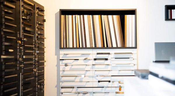 Auswahl moderner Möbelgriffe und Dekorplatten für Küchen- und Möbelgestaltung im Showroom.